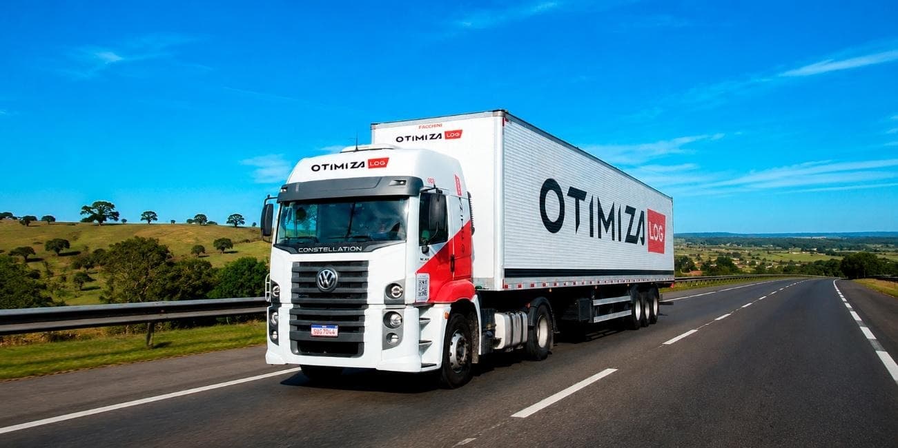 Caminhão Otimiza Log em estrada